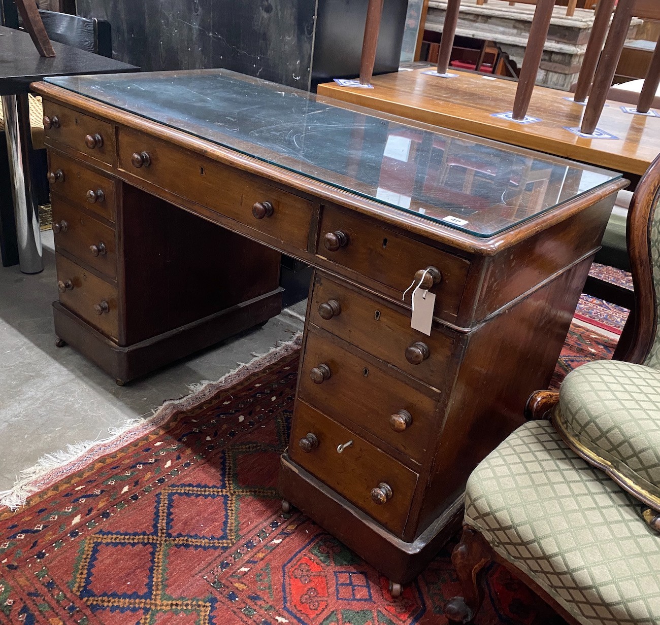A Victorian mahogany pedestal desk, length 118cm, depth 61cm, height 71cm